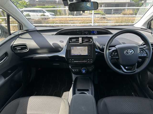 トヨタ プリウス S 岡山県 2019(平31)年 9.6万km スーパーホワイトⅡ トヨタセーフティセンス/純正7インチナビ/フルセグTV/DVD/Bluetooth/バックカメラ/ビルトインETC/ドライブレコーダー/アダプティブクルーズコントロール/スマートキー/プッシュEgスタート/ステアリングリモコン/LEDオートライト/LEDフォグランプ/スタッドレスタイヤ/横滑り防止装置/保証書/取説