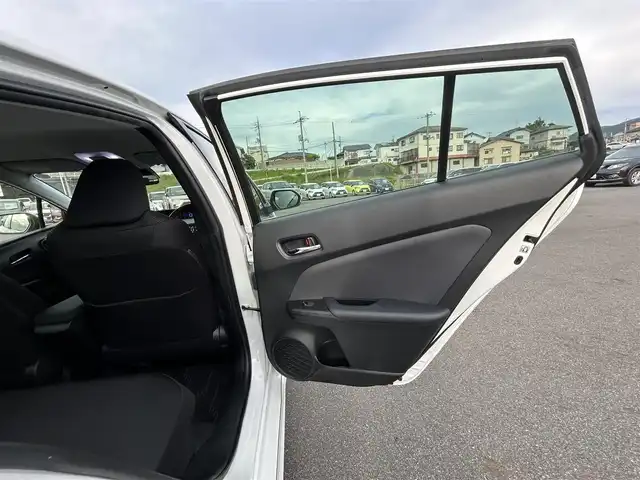 トヨタ プリウス S 岡山県 2019(平31)年 9.6万km スーパーホワイトⅡ トヨタセーフティセンス/純正7インチナビ/フルセグTV/DVD/Bluetooth/バックカメラ/ビルトインETC/ドライブレコーダー/アダプティブクルーズコントロール/スマートキー/プッシュEgスタート/ステアリングリモコン/LEDオートライト/LEDフォグランプ/スタッドレスタイヤ/横滑り防止装置/保証書/取説