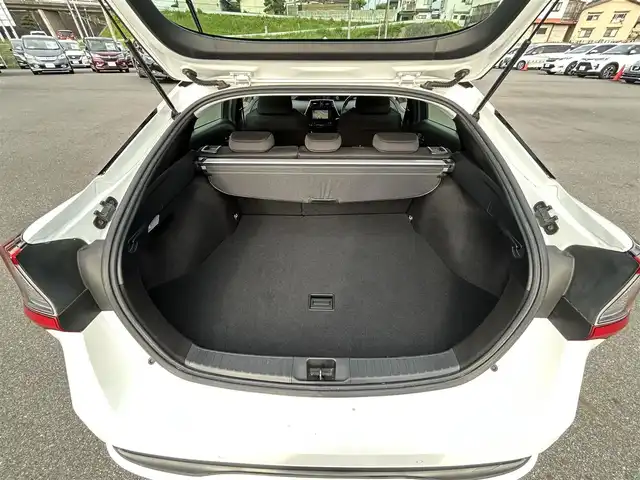 トヨタ プリウス S 岡山県 2019(平31)年 9.6万km スーパーホワイトⅡ トヨタセーフティセンス/純正7インチナビ/フルセグTV/DVD/Bluetooth/バックカメラ/ビルトインETC/ドライブレコーダー/アダプティブクルーズコントロール/スマートキー/プッシュEgスタート/ステアリングリモコン/LEDオートライト/LEDフォグランプ/スタッドレスタイヤ/横滑り防止装置/保証書/取説