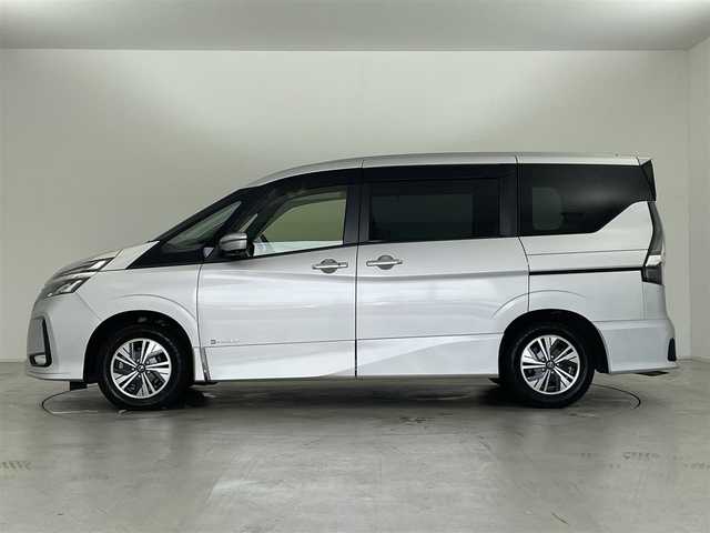 日産 セレナ e－パワー ハイウェイスター V 群馬県 2020(令2)年 5.1万km ブリリアントシルバー セーフティパッケージA/ ・SRSカーテン/サイドエアバッグシステム/ ・インテリジェントアラウンドビューモニター/ ・インテリジェントDA(ふらつき警報)/ ・ヒーター付きドアミラー/オートデュアルエアコン/リヤヒーターダクト/＝＝＝＝＝＝/純正10インチナビ/(AM/FM/Bluetooth/フルセグTV/CD/DVD//Blue-ray/USB/AppleCarPlay/AndroidAuto)/純正11インチフリップダウンモニター/両側パワースライドドア(ハンズフリー機能付)/社外前後ドライブレコーダー/LEDヘッドランプ/ビルトインETC/BSW（後側方車両検知警報）/BSI(後側方衝突防止支援)/エマージェンシーブレーキ/LDW（車線逸脱警報）/LDP（車線逸脱防止支援）/ソナー/クルーズコントロール/プッシュスタート/スマートキー