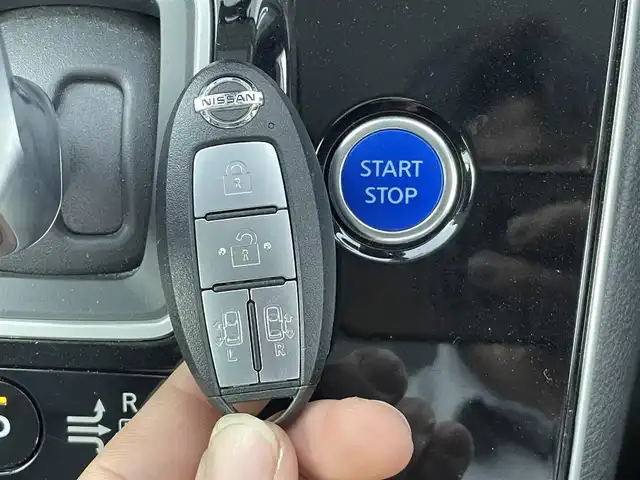 日産 セレナ e－パワー ハイウェイスター V 群馬県 2020(令2)年 5.1万km ブリリアントシルバー セーフティパッケージA/ ・SRSカーテン/サイドエアバッグシステム/ ・インテリジェントアラウンドビューモニター/ ・インテリジェントDA(ふらつき警報)/ ・ヒーター付きドアミラー/オートデュアルエアコン/リヤヒーターダクト/＝＝＝＝＝＝/純正10インチナビ/(AM/FM/Bluetooth/フルセグTV/CD/DVD//Blue-ray/USB/AppleCarPlay/AndroidAuto)/純正11インチフリップダウンモニター/両側パワースライドドア(ハンズフリー機能付)/社外前後ドライブレコーダー/LEDヘッドランプ/ビルトインETC/BSW（後側方車両検知警報）/BSI(後側方衝突防止支援)/エマージェンシーブレーキ/LDW（車線逸脱警報）/LDP（車線逸脱防止支援）/ソナー/クルーズコントロール/プッシュスタート/スマートキー