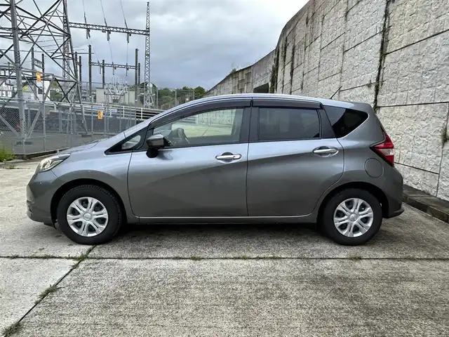 日産 ノート X Vセレクション 長崎県 2020(令2)年 5.1万km ダークメタルグレー ワンオーナー/純正メモリナビ/(CD/DVD/BT/フルセグ)/全方位カメラ/衝突軽減ブレーキ/レーンアシスト/コーナーセンサー/オートライト/スマートキー/プッシュスタート/ステアリングスイッチ