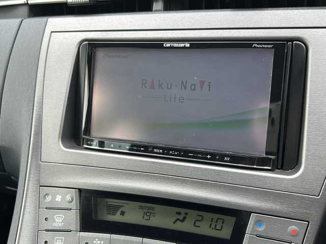 トヨタ プリウス S 石川県 2012(平24)年 2.9万km スーパーホワイトⅡ 社外SDナビ/DVD再生/フルセグTV/Bluetooth/横滑り防止装置/ETC/バックカメラ/スマートキー/HIDヘッドライト/オートライト/革調シートカバー