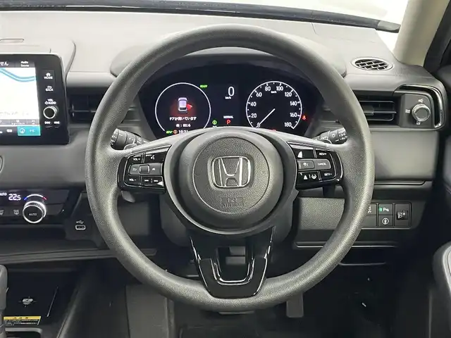 ホンダ ヴェゼル ハイブリッド e:HEV X 岡山県 2022(令4)年 2.7万km クリスタルブラックパール ホンダセンシング/純正９インチディスプレイオーディオ/（ナビ/Ｂｌｕｅｔｏｏｔｈ/フルセグＴＶ/USB/Carplay）/衝突軽減ブレーキ/レーダークルーズコントロール/ビルトインＥＴＣ２．０/ドライブレコーダー（前後）/ＬＥＤヘッドライト/オートハイビーム/フォグランプ/バックカメラ/置くだけ充電/ドライブレコーダー/新車保証書/取扱説明書/スペアキー×１