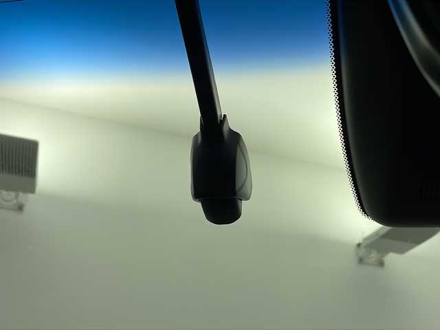 ホンダ フィット e:HEVリュクス 鹿児島県 2020(令2)年 1.8万km シャイニンググレーM ホンダセンシング　/●衝突軽減ブレーキ〈CMBS〉/●誤発進抑制機能/●後方誤発進抑制機能/●近距離衝突軽減ブレーキ/●歩行者事故低減ステアリング/●路外逸脱抑制機能/●渋滞追従機能付アダプティブ・クルーズ・コントロール〈ACC〉/●車線維持支援システム〈LKAS〉/●先行車発進お知らせ機能●標識認識機能/●オートハイビーム/純正９型ナビ　/前後ドライブレコーダー　/電子パーキング　/オートホールド　/ハンドルヒーター　/フォグライト　/LEDヘッドライト/ドアバイザー　/ウインカーミラー　/シートヒーター/ワイヤレス充電器/純正アルミホイール