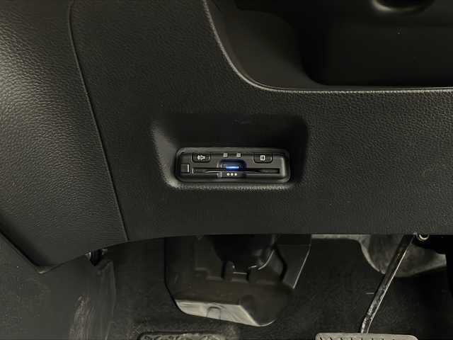 ホンダ フィット e:HEVリュクス 鹿児島県 2020(令2)年 1.8万km シャイニンググレーM ホンダセンシング　/●衝突軽減ブレーキ〈CMBS〉/●誤発進抑制機能/●後方誤発進抑制機能/●近距離衝突軽減ブレーキ/●歩行者事故低減ステアリング/●路外逸脱抑制機能/●渋滞追従機能付アダプティブ・クルーズ・コントロール〈ACC〉/●車線維持支援システム〈LKAS〉/●先行車発進お知らせ機能●標識認識機能/●オートハイビーム/純正９型ナビ　/前後ドライブレコーダー　/電子パーキング　/オートホールド　/ハンドルヒーター　/フォグライト　/LEDヘッドライト/ドアバイザー　/ウインカーミラー　/シートヒーター/ワイヤレス充電器/純正アルミホイール