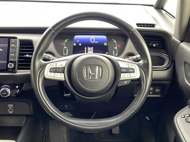 ホンダ フィット e:HEVリュクス 鹿児島県 2020(令2)年 1.8万km シャイニンググレーM ホンダセンシング　/●衝突軽減ブレーキ〈CMBS〉/●誤発進抑制機能/●後方誤発進抑制機能/●近距離衝突軽減ブレーキ/●歩行者事故低減ステアリング/●路外逸脱抑制機能/●渋滞追従機能付アダプティブ・クルーズ・コントロール〈ACC〉/●車線維持支援システム〈LKAS〉/●先行車発進お知らせ機能●標識認識機能/●オートハイビーム/純正９型ナビ　/前後ドライブレコーダー　/電子パーキング　/オートホールド　/ハンドルヒーター　/フォグライト　/LEDヘッドライト/ドアバイザー　/ウインカーミラー　/シートヒーター/ワイヤレス充電器/純正アルミホイール