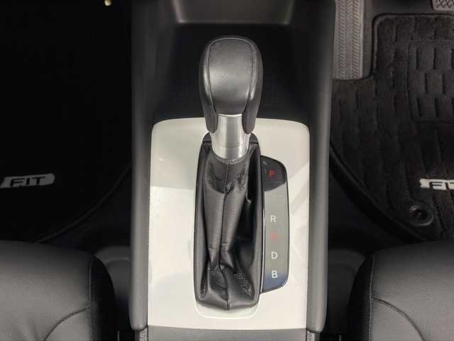 ホンダ フィット e:HEVリュクス 鹿児島県 2020(令2)年 1.8万km シャイニンググレーM ホンダセンシング　/●衝突軽減ブレーキ〈CMBS〉/●誤発進抑制機能/●後方誤発進抑制機能/●近距離衝突軽減ブレーキ/●歩行者事故低減ステアリング/●路外逸脱抑制機能/●渋滞追従機能付アダプティブ・クルーズ・コントロール〈ACC〉/●車線維持支援システム〈LKAS〉/●先行車発進お知らせ機能●標識認識機能/●オートハイビーム/純正９型ナビ　/前後ドライブレコーダー　/電子パーキング　/オートホールド　/ハンドルヒーター　/フォグライト　/LEDヘッドライト/ドアバイザー　/ウインカーミラー　/シートヒーター/ワイヤレス充電器/純正アルミホイール