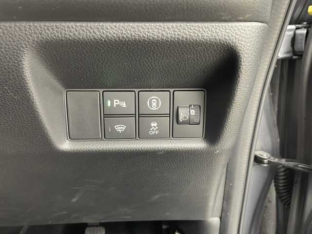 ホンダ フィット e:HEVリュクス 鹿児島県 2020(令2)年 1.8万km シャイニンググレーM ホンダセンシング　/●衝突軽減ブレーキ〈CMBS〉/●誤発進抑制機能/●後方誤発進抑制機能/●近距離衝突軽減ブレーキ/●歩行者事故低減ステアリング/●路外逸脱抑制機能/●渋滞追従機能付アダプティブ・クルーズ・コントロール〈ACC〉/●車線維持支援システム〈LKAS〉/●先行車発進お知らせ機能●標識認識機能/●オートハイビーム/純正９型ナビ　/前後ドライブレコーダー　/電子パーキング　/オートホールド　/ハンドルヒーター　/フォグライト　/LEDヘッドライト/ドアバイザー　/ウインカーミラー　/シートヒーター/ワイヤレス充電器/純正アルミホイール