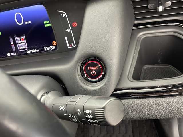 ホンダ フィット e:HEVリュクス 鹿児島県 2020(令2)年 1.8万km シャイニンググレーM ホンダセンシング　/●衝突軽減ブレーキ〈CMBS〉/●誤発進抑制機能/●後方誤発進抑制機能/●近距離衝突軽減ブレーキ/●歩行者事故低減ステアリング/●路外逸脱抑制機能/●渋滞追従機能付アダプティブ・クルーズ・コントロール〈ACC〉/●車線維持支援システム〈LKAS〉/●先行車発進お知らせ機能●標識認識機能/●オートハイビーム/純正９型ナビ　/前後ドライブレコーダー　/電子パーキング　/オートホールド　/ハンドルヒーター　/フォグライト　/LEDヘッドライト/ドアバイザー　/ウインカーミラー　/シートヒーター/ワイヤレス充電器/純正アルミホイール