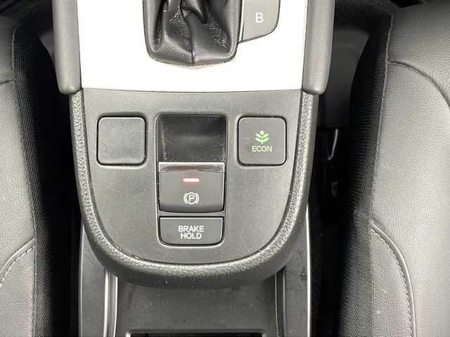 ホンダ フィット e:HEVリュクス 鹿児島県 2020(令2)年 1.8万km シャイニンググレーM ホンダセンシング　/●衝突軽減ブレーキ〈CMBS〉/●誤発進抑制機能/●後方誤発進抑制機能/●近距離衝突軽減ブレーキ/●歩行者事故低減ステアリング/●路外逸脱抑制機能/●渋滞追従機能付アダプティブ・クルーズ・コントロール〈ACC〉/●車線維持支援システム〈LKAS〉/●先行車発進お知らせ機能●標識認識機能/●オートハイビーム/純正９型ナビ　/前後ドライブレコーダー　/電子パーキング　/オートホールド　/ハンドルヒーター　/フォグライト　/LEDヘッドライト/ドアバイザー　/ウインカーミラー　/シートヒーター/ワイヤレス充電器/純正アルミホイール