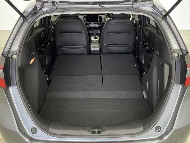 ホンダ フィット e:HEVリュクス 鹿児島県 2020(令2)年 1.8万km シャイニンググレーM ホンダセンシング　/●衝突軽減ブレーキ〈CMBS〉/●誤発進抑制機能/●後方誤発進抑制機能/●近距離衝突軽減ブレーキ/●歩行者事故低減ステアリング/●路外逸脱抑制機能/●渋滞追従機能付アダプティブ・クルーズ・コントロール〈ACC〉/●車線維持支援システム〈LKAS〉/●先行車発進お知らせ機能●標識認識機能/●オートハイビーム/純正９型ナビ　/前後ドライブレコーダー　/電子パーキング　/オートホールド　/ハンドルヒーター　/フォグライト　/LEDヘッドライト/ドアバイザー　/ウインカーミラー　/シートヒーター/ワイヤレス充電器/純正アルミホイール