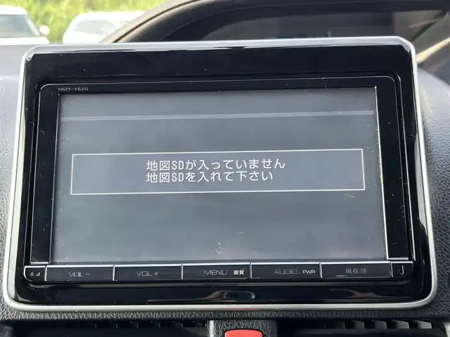 トヨタ ノア Si 奈良県 2014(平26)年 5.2万km ホワイトパールクリスタルシャイン 片側パワースライドドア/純正ナビ(フルセグTV/CD/DVD/AM・FM/BT)/バックカメラ/ビルトインETC/前後ドラレコ/LEDヘッドライト/純正16インチアルミホイール/後席サンシェード/ドアバイザー/スペアキー
