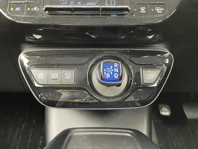 トヨタ プリウス SセーフティプラスⅡ 大分県 2022(令4)年 5.9万km プラチナホワイトパールマイカ パノラミックビューモニター/TOYOTAセーフティセンス/・プリクラッシュセーフティ/・レーントレーシングアシスト/・レーダークルーズコントロール/・オートマチックハイビーム/・ロードサインアシスト/ブラインドスポットモニター（BSM）/リヤクロアストラフィックアラート（RCTA）/純正8型ディスプレイオーディオ/・ナビ機能有り、フルセグTV、BT対応/・Miracast、AppleCarPlay、AndroidAuto/ステアリングスイッチ/ビルトインETC2.0/AC100V/1500W/横滑り防止装置/電動格納ミラー/社外フロアマット/オートライト/LEDヘッドライト/LEDフォグ/クリアランソナー/保証書、取説有り