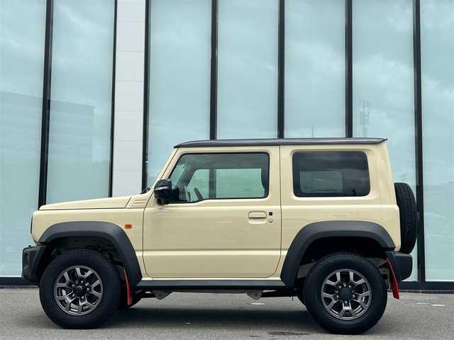 スズキ ジムニー シエラ JC 大阪府 2023(令5)年 0.6万km シフォンアイボリーメタリックブラック2トーンルーフ シートヒーター　/前後ドライブレコーダー　/クルーズコントロール　/ミュージックプレーヤー　/プッシュスタート　/バックカメラ　/衝突被害軽減ブレーキ　/ディスプレイオーディオ　/純正マット　/9インチ社外ナビ　/BT/ETC/アイドリングストップ