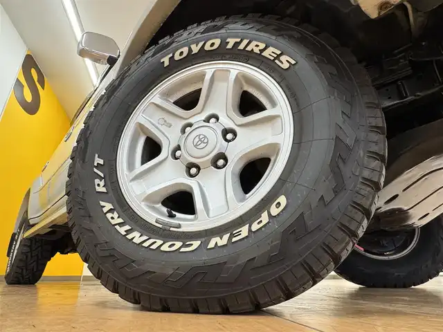 トヨタ ランドクルーザー プラド TX ワイド パッケージⅢ 群馬県 1998(平10)年 7.4万km ホワイト/シルバーM 8ナンバー登録/.ベッド【180×50】/・キャンピングタンク/・コンロ/社外SDナビ/　　iPod/USB/SD/CD/DVD/ワンセグ/バックカメラ/サンルーフ/ルーフレール/オートエアコン/シートカバー付/純正16インチアルミ/背面タイヤ/キャンピング/ETC
