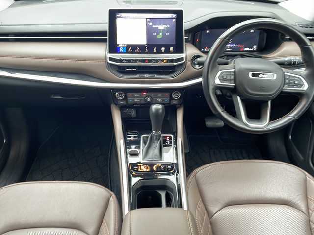 クライスラー・ジープ ジープ コマンダー リミテッド 東京都 2023(令5)年 1.5万km 白Ⅱ ワンオーナー/コマンドビューデュアルペインパノラミックサンルーフ/純正10.1インチタッチパネルモニター/サラウンドビューカメラ/衝突被害軽減ブレーキ/ハンズフリーパワーテールゲート/ハイウェイアシスト/アクティブレーンマネジメント/トラフィックサインアシスト/ヒルディセントコントロール/ステアリングスイッチ/革巻きステアリング/ステアリングヒーター/ミラーヒーター/クルーズコントロール/パークセンス/アクティブパークセンス/前後ドライブレコーダー/ビルトイン2.0ETC/ミュージックプレイヤー接続（USB.BT）/カーテンエアバック/純正18インチアルミホイール/純正フロアマット