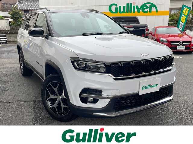 クライスラー・ジープ ジープ コマンダー リミテッド 東京都 2023(令5)年 1.5万km 白Ⅱ ワンオーナー/コマンドビューデュアルペインパノラミックサンルーフ/純正10.1インチタッチパネルモニター/サラウンドビューカメラ/衝突被害軽減ブレーキ/ハンズフリーパワーテールゲート/ハイウェイアシスト/アクティブレーンマネジメント/トラフィックサインアシスト/ヒルディセントコントロール/ステアリングスイッチ/革巻きステアリング/ステアリングヒーター/ミラーヒーター/クルーズコントロール/パークセンス/アクティブパークセンス/前後ドライブレコーダー/ビルトイン2.0ETC/ミュージックプレイヤー接続（USB.BT）/カーテンエアバック/純正18インチアルミホイール/純正フロアマット