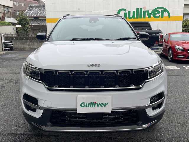 クライスラー・ジープ ジープ コマンダー リミテッド 東京都 2023(令5)年 1.5万km 白Ⅱ ワンオーナー/コマンドビューデュアルペインパノラミックサンルーフ/純正10.1インチタッチパネルモニター/サラウンドビューカメラ/衝突被害軽減ブレーキ/ハンズフリーパワーテールゲート/ハイウェイアシスト/アクティブレーンマネジメント/トラフィックサインアシスト/ヒルディセントコントロール/ステアリングスイッチ/革巻きステアリング/ステアリングヒーター/ミラーヒーター/クルーズコントロール/パークセンス/アクティブパークセンス/前後ドライブレコーダー/ビルトイン2.0ETC/ミュージックプレイヤー接続（USB.BT）/カーテンエアバック/純正18インチアルミホイール/純正フロアマット