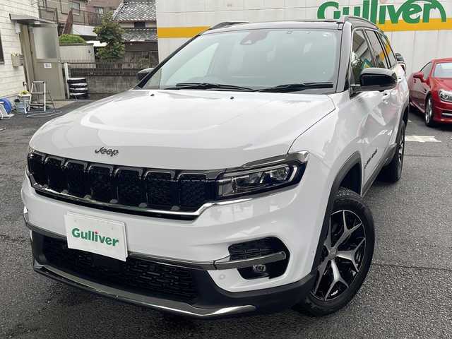 クライスラー・ジープ ジープ コマンダー リミテッド 東京都 2023(令5)年 1.5万km 白Ⅱ ワンオーナー/コマンドビューデュアルペインパノラミックサンルーフ/純正10.1インチタッチパネルモニター/サラウンドビューカメラ/衝突被害軽減ブレーキ/ハンズフリーパワーテールゲート/ハイウェイアシスト/アクティブレーンマネジメント/トラフィックサインアシスト/ヒルディセントコントロール/ステアリングスイッチ/革巻きステアリング/ステアリングヒーター/ミラーヒーター/クルーズコントロール/パークセンス/アクティブパークセンス/前後ドライブレコーダー/ビルトイン2.0ETC/ミュージックプレイヤー接続（USB.BT）/カーテンエアバック/純正18インチアルミホイール/純正フロアマット
