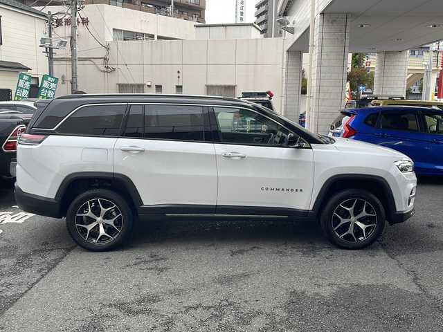 クライスラー・ジープ ジープ コマンダー リミテッド 東京都 2023(令5)年 1.5万km 白Ⅱ ワンオーナー/コマンドビューデュアルペインパノラミックサンルーフ/純正10.1インチタッチパネルモニター/サラウンドビューカメラ/衝突被害軽減ブレーキ/ハンズフリーパワーテールゲート/ハイウェイアシスト/アクティブレーンマネジメント/トラフィックサインアシスト/ヒルディセントコントロール/ステアリングスイッチ/革巻きステアリング/ステアリングヒーター/ミラーヒーター/クルーズコントロール/パークセンス/アクティブパークセンス/前後ドライブレコーダー/ビルトイン2.0ETC/ミュージックプレイヤー接続（USB.BT）/カーテンエアバック/純正18インチアルミホイール/純正フロアマット