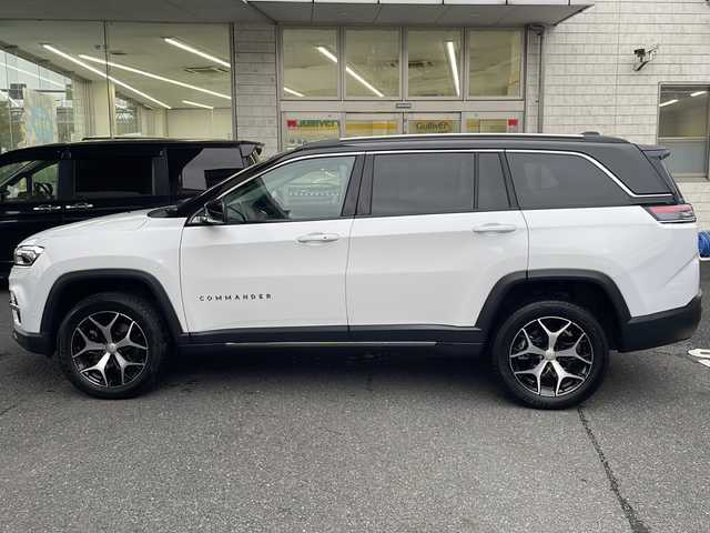 クライスラー・ジープ ジープ コマンダー リミテッド 東京都 2023(令5)年 1.5万km 白Ⅱ ワンオーナー/コマンドビューデュアルペインパノラミックサンルーフ/純正10.1インチタッチパネルモニター/サラウンドビューカメラ/衝突被害軽減ブレーキ/ハンズフリーパワーテールゲート/ハイウェイアシスト/アクティブレーンマネジメント/トラフィックサインアシスト/ヒルディセントコントロール/ステアリングスイッチ/革巻きステアリング/ステアリングヒーター/ミラーヒーター/クルーズコントロール/パークセンス/アクティブパークセンス/前後ドライブレコーダー/ビルトイン2.0ETC/ミュージックプレイヤー接続（USB.BT）/カーテンエアバック/純正18インチアルミホイール/純正フロアマット