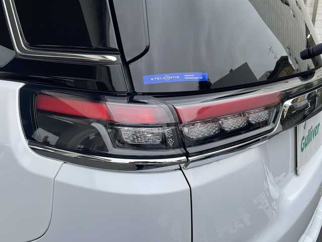 クライスラー・ジープ ジープ コマンダー リミテッド 東京都 2023(令5)年 1.5万km 白Ⅱ ワンオーナー/コマンドビューデュアルペインパノラミックサンルーフ/純正10.1インチタッチパネルモニター/サラウンドビューカメラ/衝突被害軽減ブレーキ/ハンズフリーパワーテールゲート/ハイウェイアシスト/アクティブレーンマネジメント/トラフィックサインアシスト/ヒルディセントコントロール/ステアリングスイッチ/革巻きステアリング/ステアリングヒーター/ミラーヒーター/クルーズコントロール/パークセンス/アクティブパークセンス/前後ドライブレコーダー/ビルトイン2.0ETC/ミュージックプレイヤー接続（USB.BT）/カーテンエアバック/純正18インチアルミホイール/純正フロアマット