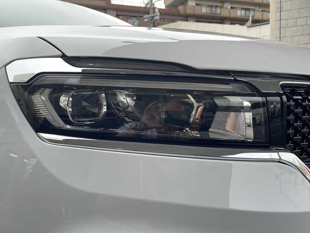 クライスラー・ジープ ジープ コマンダー リミテッド 東京都 2023(令5)年 1.5万km 白Ⅱ ワンオーナー/コマンドビューデュアルペインパノラミックサンルーフ/純正10.1インチタッチパネルモニター/サラウンドビューカメラ/衝突被害軽減ブレーキ/ハンズフリーパワーテールゲート/ハイウェイアシスト/アクティブレーンマネジメント/トラフィックサインアシスト/ヒルディセントコントロール/ステアリングスイッチ/革巻きステアリング/ステアリングヒーター/ミラーヒーター/クルーズコントロール/パークセンス/アクティブパークセンス/前後ドライブレコーダー/ビルトイン2.0ETC/ミュージックプレイヤー接続（USB.BT）/カーテンエアバック/純正18インチアルミホイール/純正フロアマット