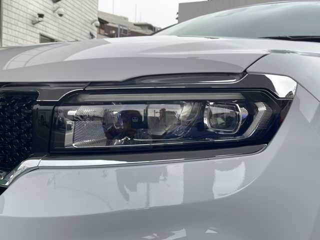 クライスラー・ジープ ジープ コマンダー リミテッド 東京都 2023(令5)年 1.5万km 白Ⅱ ワンオーナー/コマンドビューデュアルペインパノラミックサンルーフ/純正10.1インチタッチパネルモニター/サラウンドビューカメラ/衝突被害軽減ブレーキ/ハンズフリーパワーテールゲート/ハイウェイアシスト/アクティブレーンマネジメント/トラフィックサインアシスト/ヒルディセントコントロール/ステアリングスイッチ/革巻きステアリング/ステアリングヒーター/ミラーヒーター/クルーズコントロール/パークセンス/アクティブパークセンス/前後ドライブレコーダー/ビルトイン2.0ETC/ミュージックプレイヤー接続（USB.BT）/カーテンエアバック/純正18インチアルミホイール/純正フロアマット