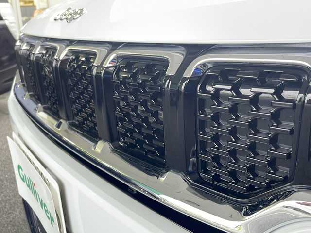 クライスラー・ジープ ジープ コマンダー リミテッド 東京都 2023(令5)年 1.5万km 白Ⅱ ワンオーナー/コマンドビューデュアルペインパノラミックサンルーフ/純正10.1インチタッチパネルモニター/サラウンドビューカメラ/衝突被害軽減ブレーキ/ハンズフリーパワーテールゲート/ハイウェイアシスト/アクティブレーンマネジメント/トラフィックサインアシスト/ヒルディセントコントロール/ステアリングスイッチ/革巻きステアリング/ステアリングヒーター/ミラーヒーター/クルーズコントロール/パークセンス/アクティブパークセンス/前後ドライブレコーダー/ビルトイン2.0ETC/ミュージックプレイヤー接続（USB.BT）/カーテンエアバック/純正18インチアルミホイール/純正フロアマット