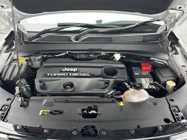 クライスラー・ジープ ジープ コマンダー リミテッド 東京都 2023(令5)年 1.5万km 白Ⅱ ワンオーナー/コマンドビューデュアルペインパノラミックサンルーフ/純正10.1インチタッチパネルモニター/サラウンドビューカメラ/衝突被害軽減ブレーキ/ハンズフリーパワーテールゲート/ハイウェイアシスト/アクティブレーンマネジメント/トラフィックサインアシスト/ヒルディセントコントロール/ステアリングスイッチ/革巻きステアリング/ステアリングヒーター/ミラーヒーター/クルーズコントロール/パークセンス/アクティブパークセンス/前後ドライブレコーダー/ビルトイン2.0ETC/ミュージックプレイヤー接続（USB.BT）/カーテンエアバック/純正18インチアルミホイール/純正フロアマット