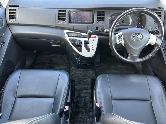 トヨタ アイシス プラタナ Vセレ ホワイトインテP 愛媛県 2012(平24)年 7.1万km ホワイトパールクリスタルシャイン 登録時走行距離：70282Km/ディーラーOP純正SDメモリーナビ/AM/FM/DVD/ワンセグTV/BT/バックカメラ/3列シート/エンジンスタートボタン/ＡＢS/キセノンヘッドライト/オートライト/フォグランプ/両側パワスラ/スマートキー/スペアキー1本/純正フロアマット/社外アルミホイール/フロント/リアエアロ