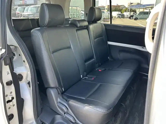 トヨタ アイシス プラタナ Vセレ ホワイトインテP 愛媛県 2012(平24)年 7.1万km ホワイトパールクリスタルシャイン 登録時走行距離：70282Km/ディーラーOP純正SDメモリーナビ/AM/FM/DVD/ワンセグTV/BT/バックカメラ/3列シート/エンジンスタートボタン/ＡＢS/キセノンヘッドライト/オートライト/フォグランプ/両側パワスラ/スマートキー/スペアキー1本/純正フロアマット/社外アルミホイール/フロント/リアエアロ