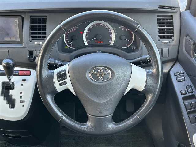 トヨタ アイシス プラタナ Vセレ ホワイトインテP 愛媛県 2012(平24)年 7.1万km ホワイトパールクリスタルシャイン 登録時走行距離：70282Km/ディーラーOP純正SDメモリーナビ/AM/FM/DVD/ワンセグTV/BT/バックカメラ/3列シート/エンジンスタートボタン/ＡＢS/キセノンヘッドライト/オートライト/フォグランプ/両側パワスラ/スマートキー/スペアキー1本/純正フロアマット/社外アルミホイール/フロント/リアエアロ