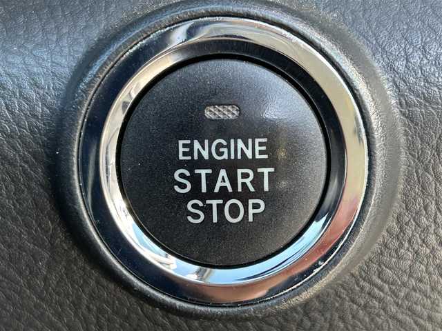 トヨタ アイシス プラタナ Vセレ ホワイトインテP 愛媛県 2012(平24)年 7.1万km ホワイトパールクリスタルシャイン 登録時走行距離：70282Km/ディーラーOP純正SDメモリーナビ/AM/FM/DVD/ワンセグTV/BT/バックカメラ/3列シート/エンジンスタートボタン/ＡＢS/キセノンヘッドライト/オートライト/フォグランプ/両側パワスラ/スマートキー/スペアキー1本/純正フロアマット/社外アルミホイール/フロント/リアエアロ