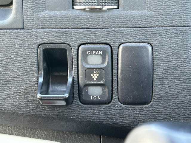 トヨタ アイシス プラタナ Vセレ ホワイトインテP 愛媛県 2012(平24)年 7.1万km ホワイトパールクリスタルシャイン 登録時走行距離：70282Km/ディーラーOP純正SDメモリーナビ/AM/FM/DVD/ワンセグTV/BT/バックカメラ/3列シート/エンジンスタートボタン/ＡＢS/キセノンヘッドライト/オートライト/フォグランプ/両側パワスラ/スマートキー/スペアキー1本/純正フロアマット/社外アルミホイール/フロント/リアエアロ