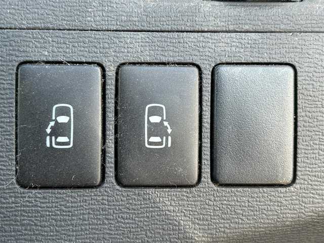 トヨタ アイシス プラタナ Vセレ ホワイトインテP 愛媛県 2012(平24)年 7.1万km ホワイトパールクリスタルシャイン 登録時走行距離：70282Km/ディーラーOP純正SDメモリーナビ/AM/FM/DVD/ワンセグTV/BT/バックカメラ/3列シート/エンジンスタートボタン/ＡＢS/キセノンヘッドライト/オートライト/フォグランプ/両側パワスラ/スマートキー/スペアキー1本/純正フロアマット/社外アルミホイール/フロント/リアエアロ