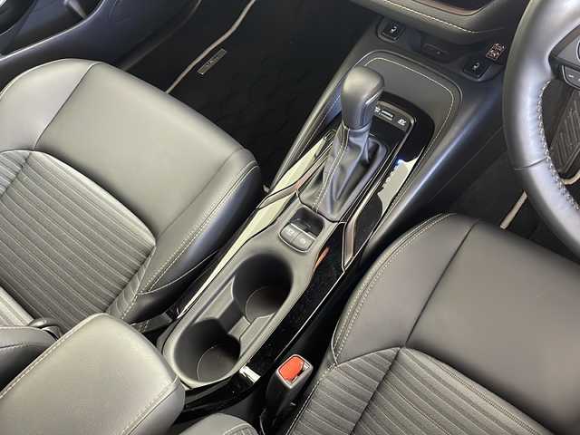 トヨタ カローラツーリング ハイブリッド ダブルバイビー 愛知県 2024(令6)年 3万km プラチナホワイトパールマイカ /禁煙車//純正10.25インチナビ//フルセグTV・AMFM・Bluetooth・USB//バックカメラ//ビルトインETC2.0//前後ドライブレコーダー(バックカメラ併用)//トヨタセーフティセンス//レーダークルーズコントロール//プロアクティブドライビングアシスト//前後クリアランスソナー//LEDヘッドライト//オートライト//フロントフォグランプ//合皮&レザテックシート//前席シートヒーター//ナノイーX//AC100V電源//純正フロアマット//純正ドアバイザー//純正17インチアルミホイール//革巻きステアリング//ステアリングスイッチ//ステアリングヒーター//プッシュスタート//電動格納ミラー//イモビライザー