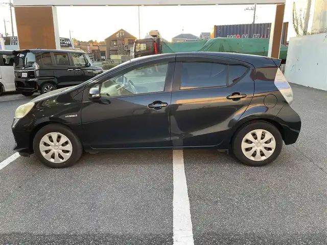 トヨタ アクア S 千葉県 2012(平24)年 11.4万km ブラックマイカ 【(株)IDOMが運営する【じしゃロン八千代店】の自社ローン対象車両になります。こちらは現金ご利用時の価格です。自社ローンご希望の方は別途その旨お申付け下さい。】/純正ナビ/バックカメラ