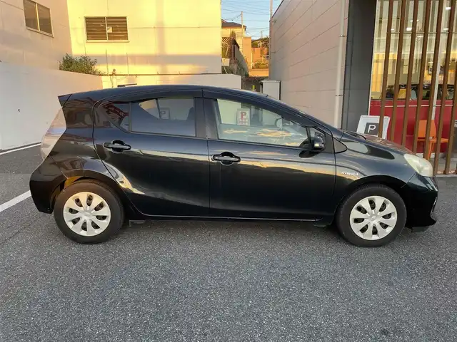 トヨタ アクア S 千葉県 2012(平24)年 11.4万km ブラックマイカ 【(株)IDOMが運営する【じしゃロン八千代店】の自社ローン対象車両になります。こちらは現金ご利用時の価格です。自社ローンご希望の方は別途その旨お申付け下さい。】/純正ナビ/バックカメラ