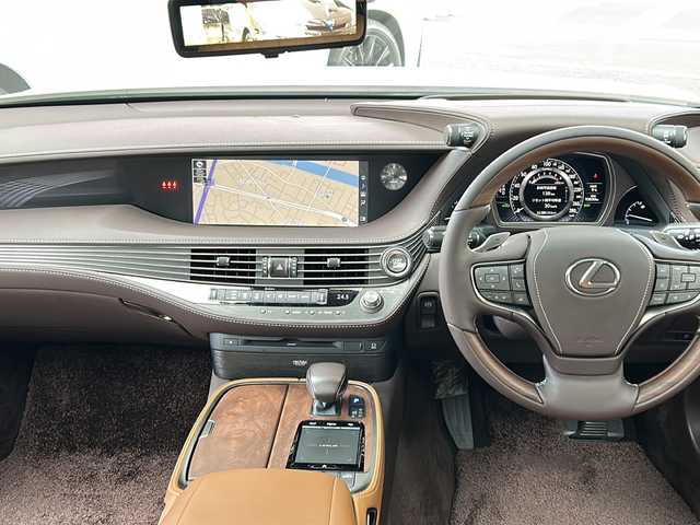 レクサス ＬＳ 500 エグゼクティブ 東京都 2018(平30)年 9.4万km ソニッククォーツ 純正ナビ/サンルーフ/茶レザーシート/後席モニター×２/リアエンターテイメントシステム/バックカメラ/全方位カメラ/HUD/追従型クルーズコントロール/エアサス/フルセグTV/BT/DVD/USB/AM/FM/Mark Levinson/シートヒーター（ALL）/エアーシート（ALL）/パワーシート（D＋N席）/シートメモリー（D＋N席）/BSM/ESP/SNOWモード/レーンキープアシスト/アイドリングストップ/純正LEDライト/純正アルミホイール/取扱説明書/保証書/スペアキー×２
