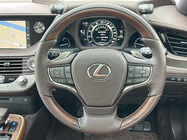 レクサス ＬＳ 500 エグゼクティブ 東京都 2018(平30)年 9.4万km ソニッククォーツ 純正ナビ/サンルーフ/茶レザーシート/後席モニター×２/リアエンターテイメントシステム/バックカメラ/全方位カメラ/HUD/追従型クルーズコントロール/エアサス/フルセグTV/BT/DVD/USB/AM/FM/Mark Levinson/シートヒーター（ALL）/エアーシート（ALL）/パワーシート（D＋N席）/シートメモリー（D＋N席）/BSM/ESP/SNOWモード/レーンキープアシスト/アイドリングストップ/純正LEDライト/純正アルミホイール/取扱説明書/保証書/スペアキー×２