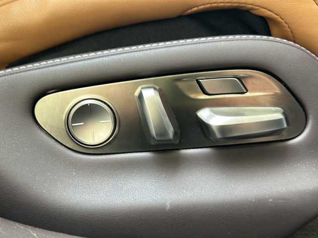 レクサス ＬＳ 500 エグゼクティブ 東京都 2018(平30)年 9.4万km ソニッククォーツ 純正ナビ/サンルーフ/茶レザーシート/後席モニター×２/リアエンターテイメントシステム/バックカメラ/全方位カメラ/HUD/追従型クルーズコントロール/エアサス/フルセグTV/BT/DVD/USB/AM/FM/Mark Levinson/シートヒーター（ALL）/エアーシート（ALL）/パワーシート（D＋N席）/シートメモリー（D＋N席）/BSM/ESP/SNOWモード/レーンキープアシスト/アイドリングストップ/純正LEDライト/純正アルミホイール/取扱説明書/保証書/スペアキー×２