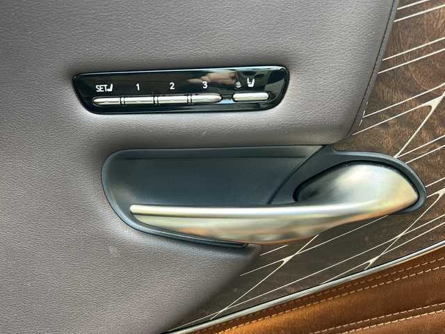 レクサス ＬＳ 500 エグゼクティブ 東京都 2018(平30)年 9.4万km ソニッククォーツ 純正ナビ/サンルーフ/茶レザーシート/後席モニター×２/リアエンターテイメントシステム/バックカメラ/全方位カメラ/HUD/追従型クルーズコントロール/エアサス/フルセグTV/BT/DVD/USB/AM/FM/Mark Levinson/シートヒーター（ALL）/エアーシート（ALL）/パワーシート（D＋N席）/シートメモリー（D＋N席）/BSM/ESP/SNOWモード/レーンキープアシスト/アイドリングストップ/純正LEDライト/純正アルミホイール/取扱説明書/保証書/スペアキー×２