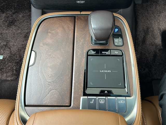 レクサス ＬＳ 500 エグゼクティブ 東京都 2018(平30)年 9.4万km ソニッククォーツ 純正ナビ/サンルーフ/茶レザーシート/後席モニター×２/リアエンターテイメントシステム/バックカメラ/全方位カメラ/HUD/追従型クルーズコントロール/エアサス/フルセグTV/BT/DVD/USB/AM/FM/Mark Levinson/シートヒーター（ALL）/エアーシート（ALL）/パワーシート（D＋N席）/シートメモリー（D＋N席）/BSM/ESP/SNOWモード/レーンキープアシスト/アイドリングストップ/純正LEDライト/純正アルミホイール/取扱説明書/保証書/スペアキー×２