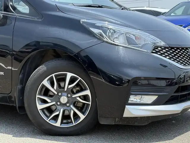 日産 ノート e－パワー X モード・プレミア 佐賀県 2017(平29)年 6.9万km スーパーブラック インテリジェントエマージェンシーブレーキ/踏み間違い衝突防止アシスト/LDW（車線逸脱警報）/インテリジェントアラウンドビューモニター/インテリジェントルームミラー/純正ナビTV/フルセグTV/CD/DVD/Bluetooth//純正ドライブレコーダー/純正15インチアルミホイール/純正LEDヘッドライト/純正フォグランプ/純正フロアマット/インテリジェントキー/プッシュエンジンスタート
