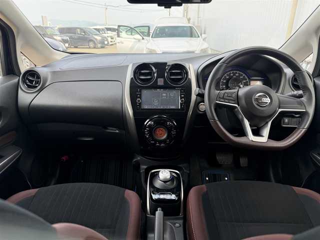 日産 ノート e－パワー X モード・プレミア 佐賀県 2017(平29)年 6.9万km スーパーブラック インテリジェントエマージェンシーブレーキ/踏み間違い衝突防止アシスト/LDW（車線逸脱警報）/インテリジェントアラウンドビューモニター/インテリジェントルームミラー/純正ナビTV/フルセグTV/CD/DVD/Bluetooth//純正ドライブレコーダー/純正15インチアルミホイール/純正LEDヘッドライト/純正フォグランプ/純正フロアマット/インテリジェントキー/プッシュエンジンスタート