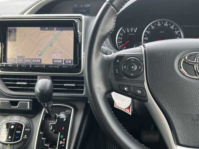 トヨタ ヴォクシー ZS 煌 愛知県 2015(平27)年 10.1万km ホワイトパールクリスタルシャイン /禁煙車//純正９インチナビ・フルセグTV/　(NSZT-Y64T)//ビルトインETC//バックカメラ//両側パワースライドドア//前後ドライブレコーダー//純正フリップダウンモニター/　(V11T-R62G)//LEDオートライト//プッシュスタート//モデリスタ１５インチアルミ//社外テールレンズ//電動格納ミラーウインカー//純正ドアバイザー//純正フロアマット//新車保証書