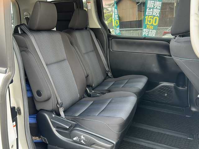 トヨタ ヴォクシー ZS 煌 愛知県 2015(平27)年 10.1万km ホワイトパールクリスタルシャイン /禁煙車//純正９インチナビ・フルセグTV/　(NSZT-Y64T)//ビルトインETC//バックカメラ//両側パワースライドドア//前後ドライブレコーダー//純正フリップダウンモニター/　(V11T-R62G)//LEDオートライト//プッシュスタート//モデリスタ１５インチアルミ//社外テールレンズ//電動格納ミラーウインカー//純正ドアバイザー//純正フロアマット//新車保証書