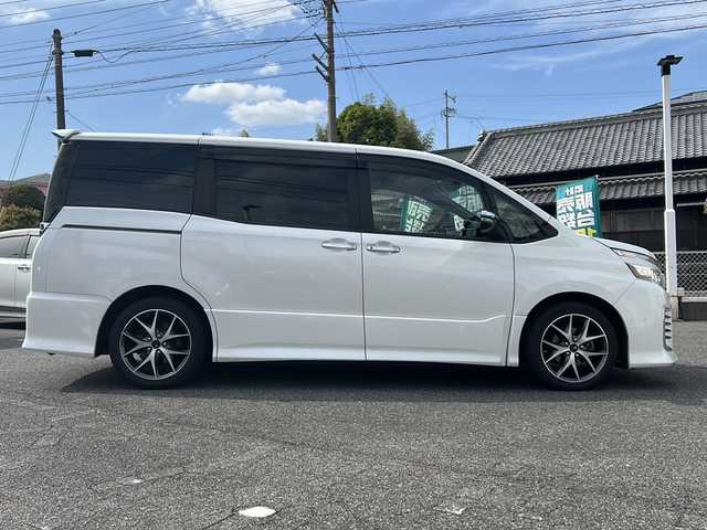 トヨタ ヴォクシー ZS 煌 愛知県 2015(平27)年 10.1万km ホワイトパールクリスタルシャイン /禁煙車//純正９インチナビ・フルセグTV/　(NSZT-Y64T)//ビルトインETC//バックカメラ//両側パワースライドドア//前後ドライブレコーダー//純正フリップダウンモニター/　(V11T-R62G)//LEDオートライト//プッシュスタート//モデリスタ１５インチアルミ//社外テールレンズ//電動格納ミラーウインカー//純正ドアバイザー//純正フロアマット//新車保証書